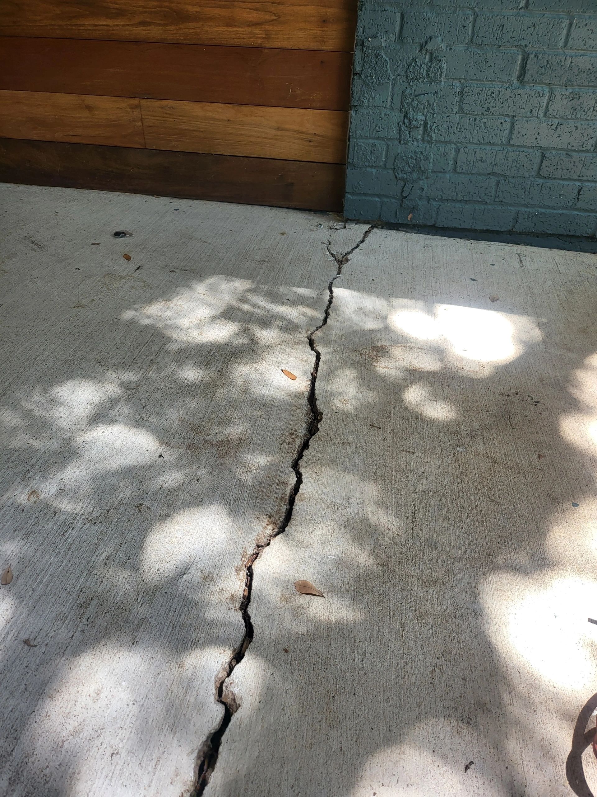 Cracked concrete expansion joint before repair