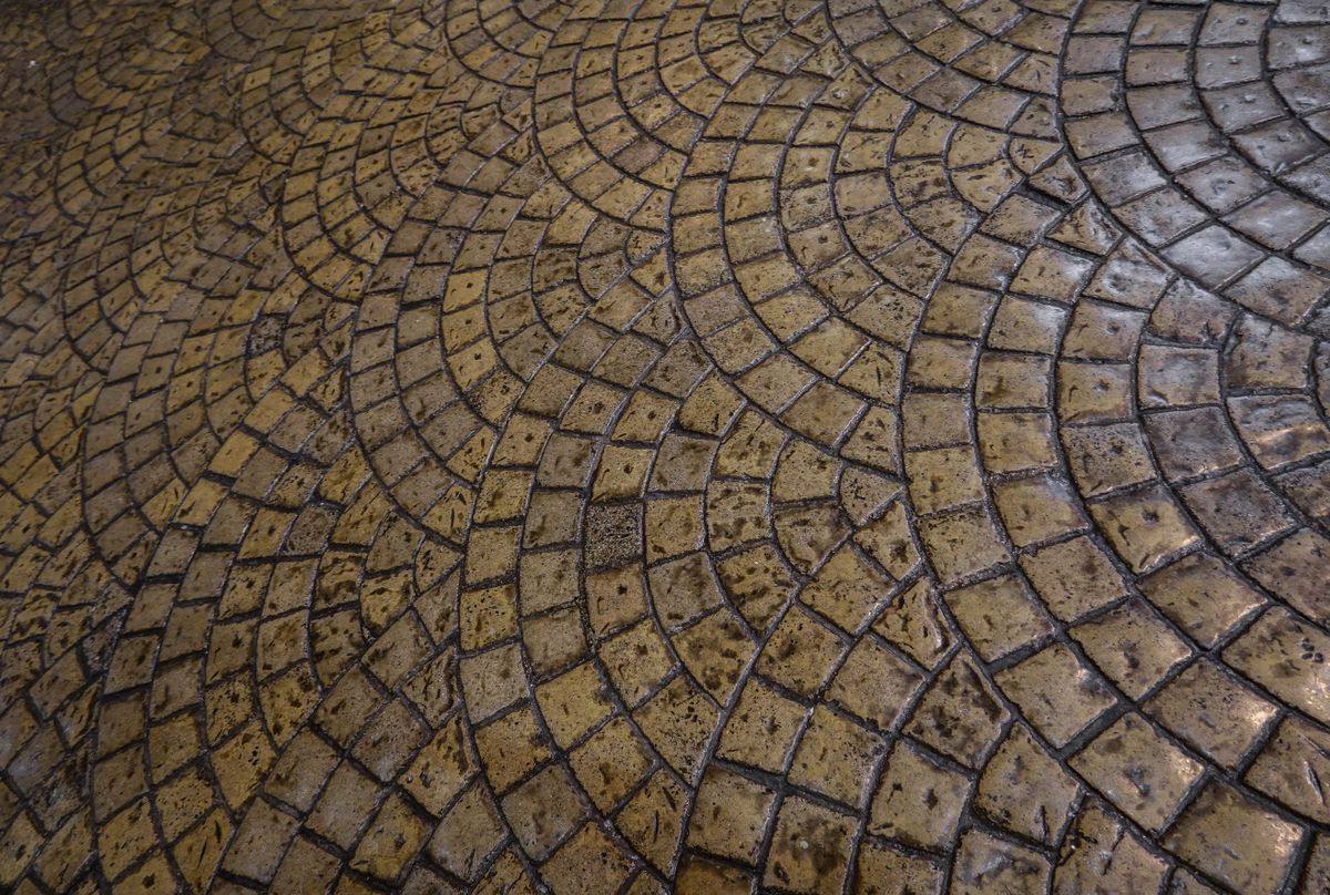 Decorative fan-pattern paving
