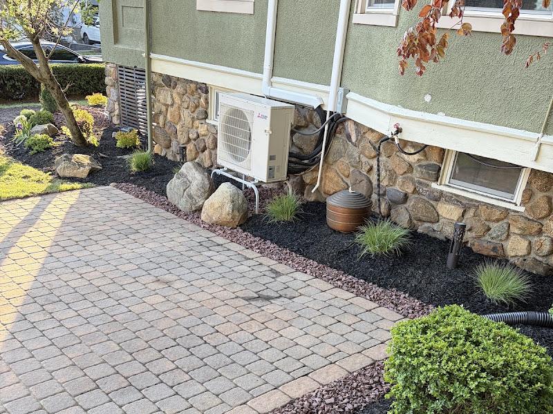 Foundation planting bed with fresh mulch